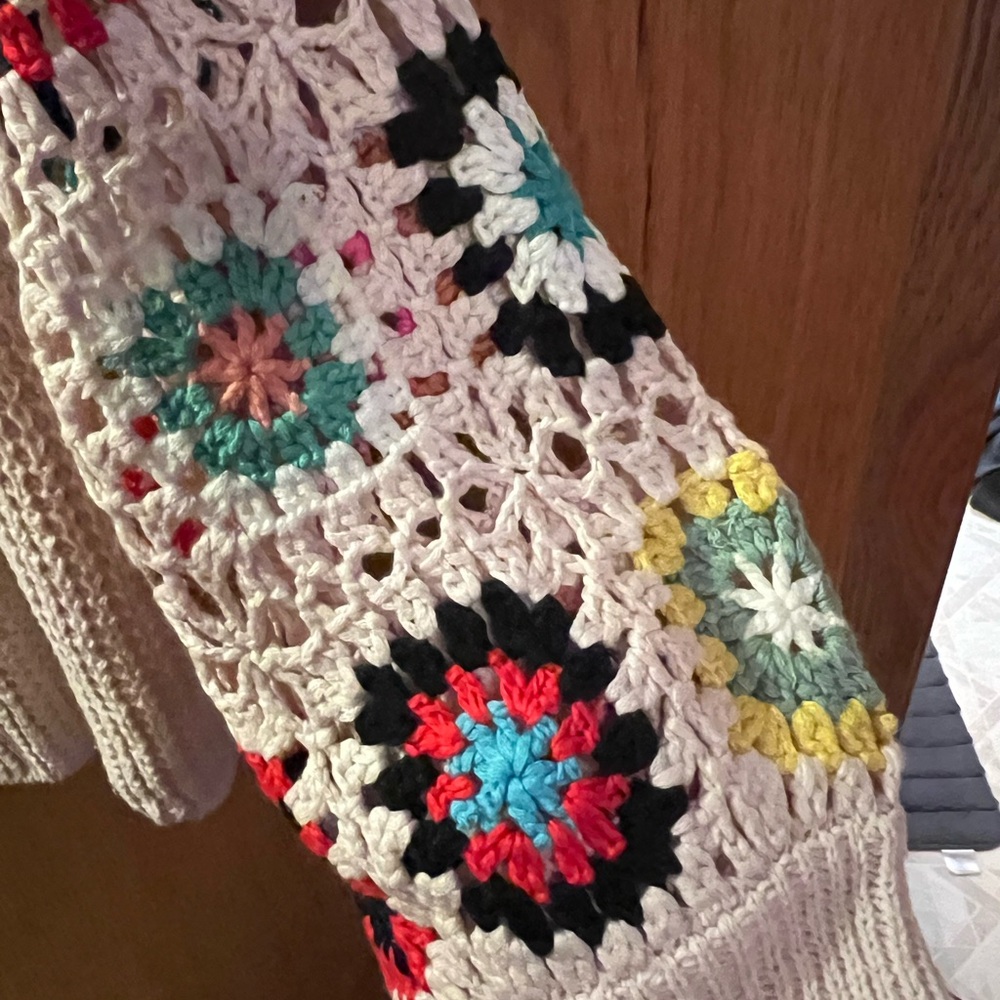 Davi & Dani Cream Open Front Sweater with Multicolor Crocheted sleeves. Size 3X - Picture 3 of 5